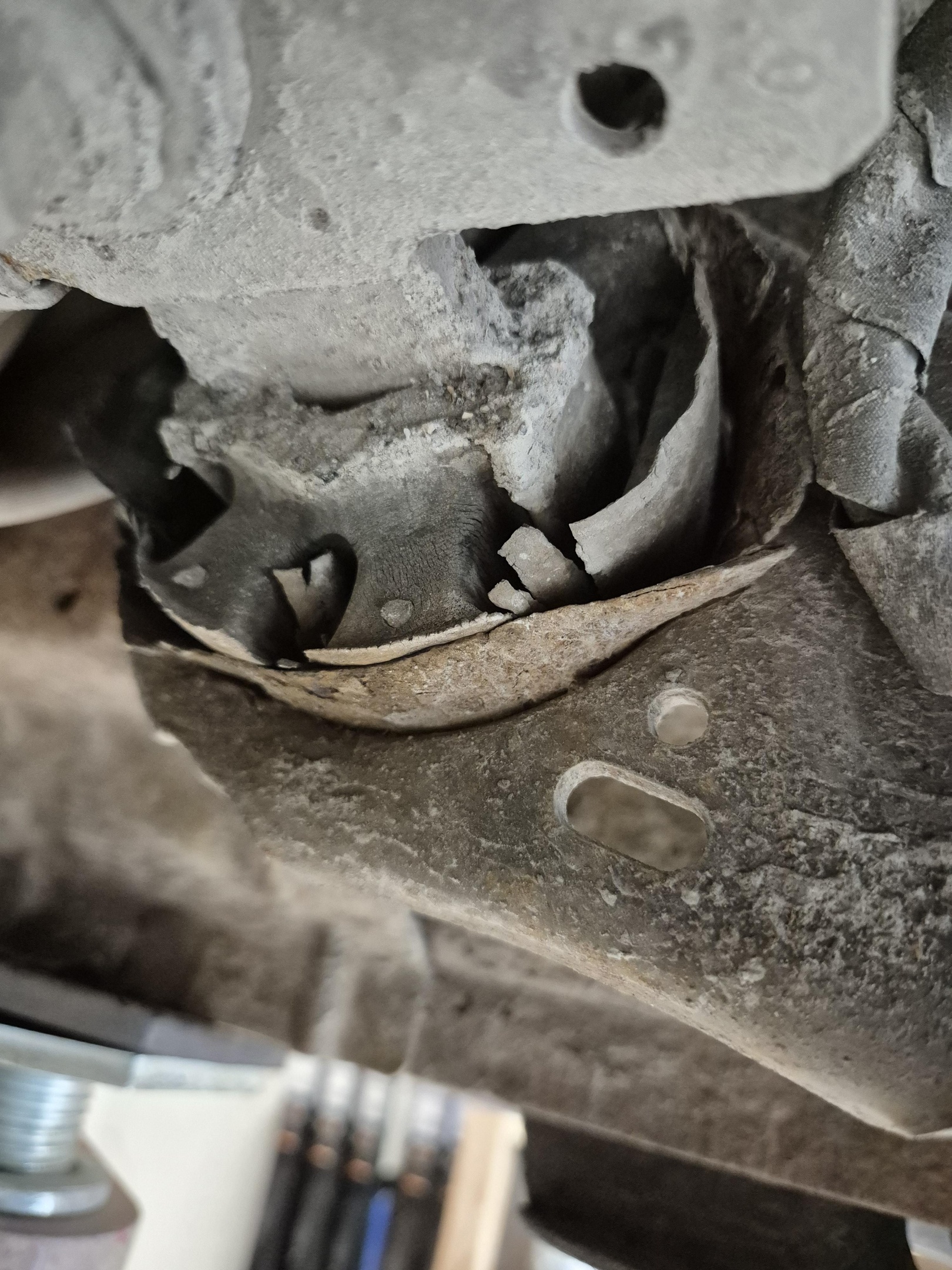 Utsliten främre länkarmsbussning på Volvo V70 med högt miltal