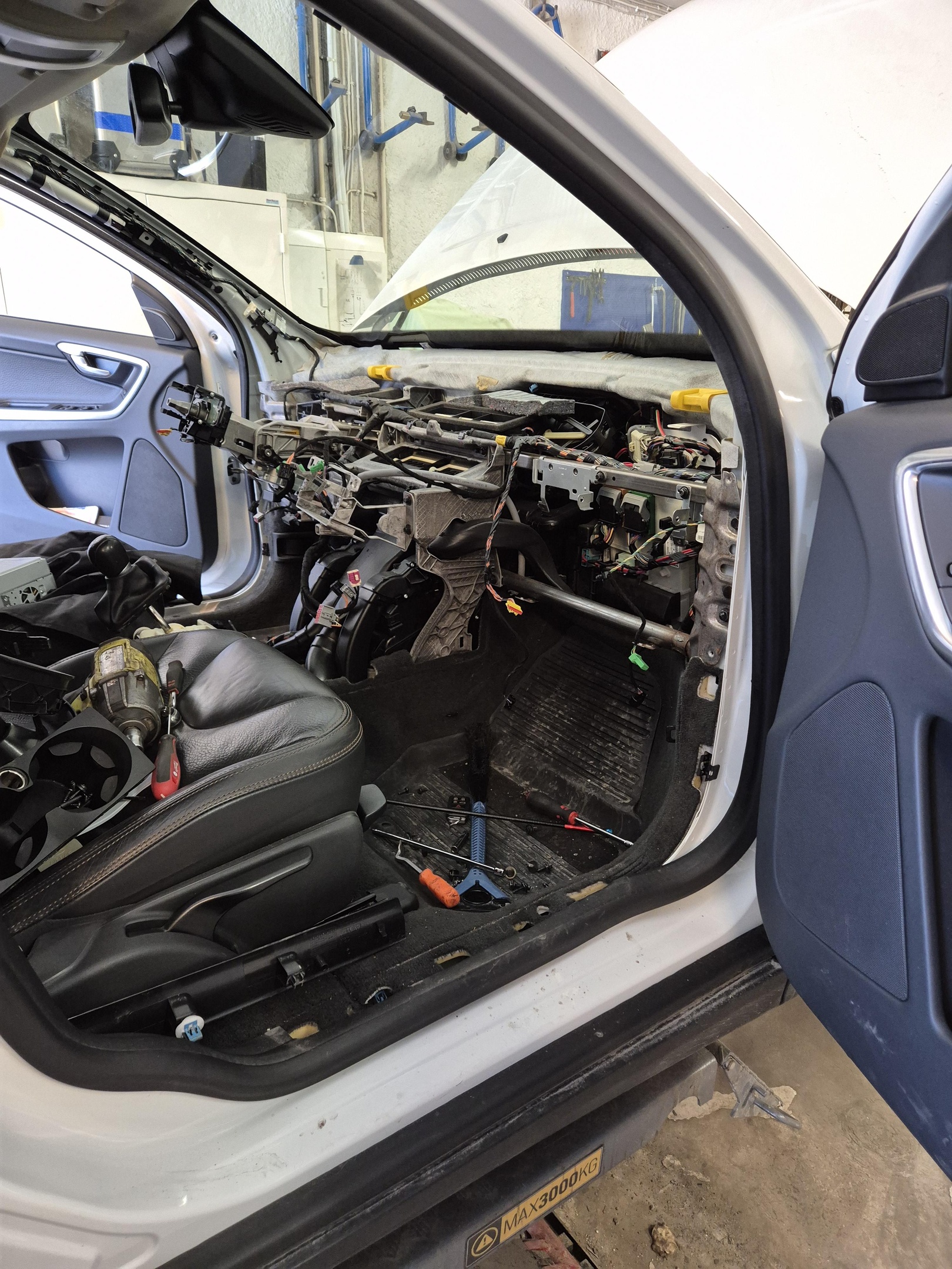 Byte av kupéfläkt på Volvo XC60 hos bilverkstad i Åkersberga